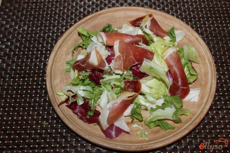 Фото приготовление рецепта: Салат с грушей и хамоном шаг №4
