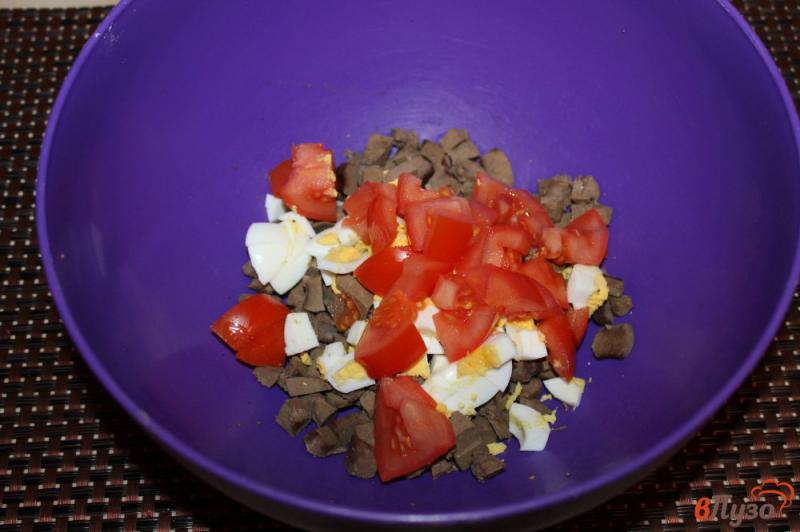Фото приготовление рецепта: Салат из отварной свиной печени, яиц и помидоров шаг №3