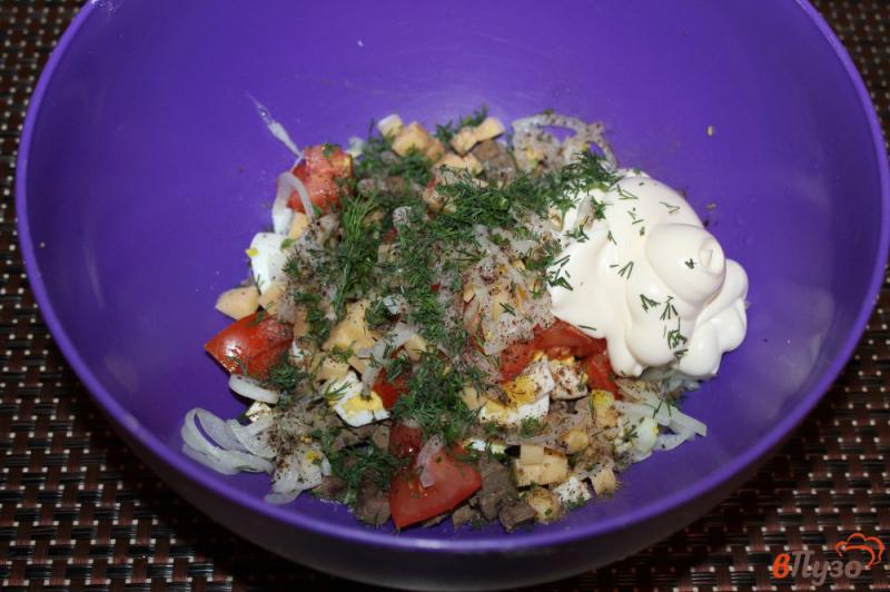 Фото приготовление рецепта: Салат из отварной свиной печени, яиц и помидоров шаг №5