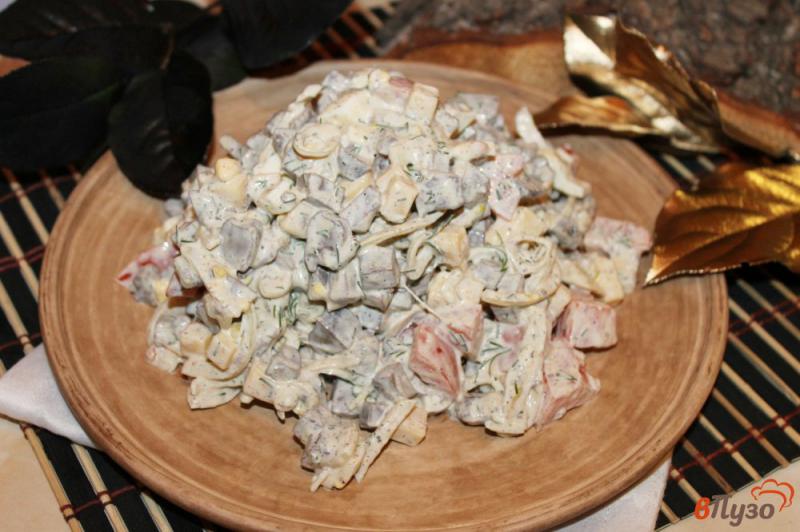 Фото приготовление рецепта: Салат из отварной свиной печени, яиц и помидоров шаг №6