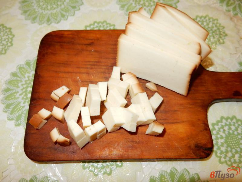 Фото приготовление рецепта: Салат с крабовыми палочками и сыром шаг №5
