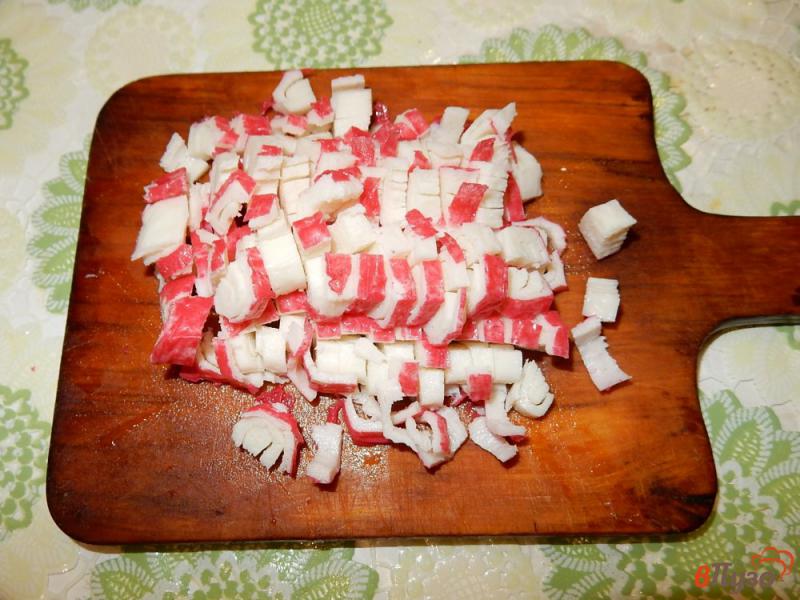 Фото приготовление рецепта: Салат с крабовыми палочками и сыром шаг №2