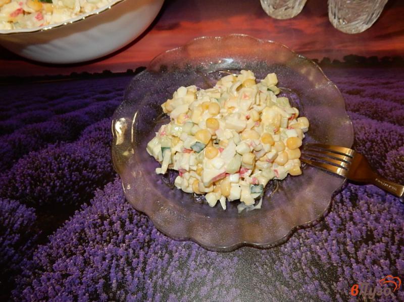 Фото приготовление рецепта: Салат с крабовыми палочками и сыром шаг №9
