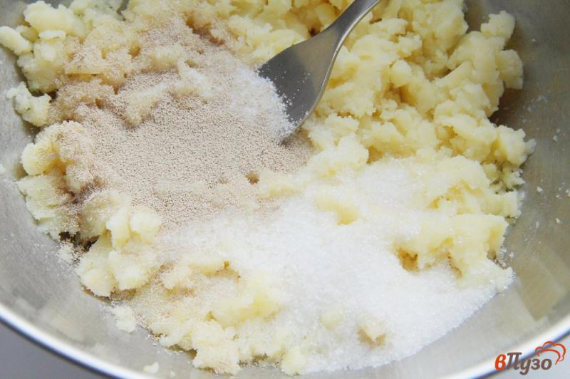 Фото приготовление рецепта: Булочки на картофельном пюре шаг №2