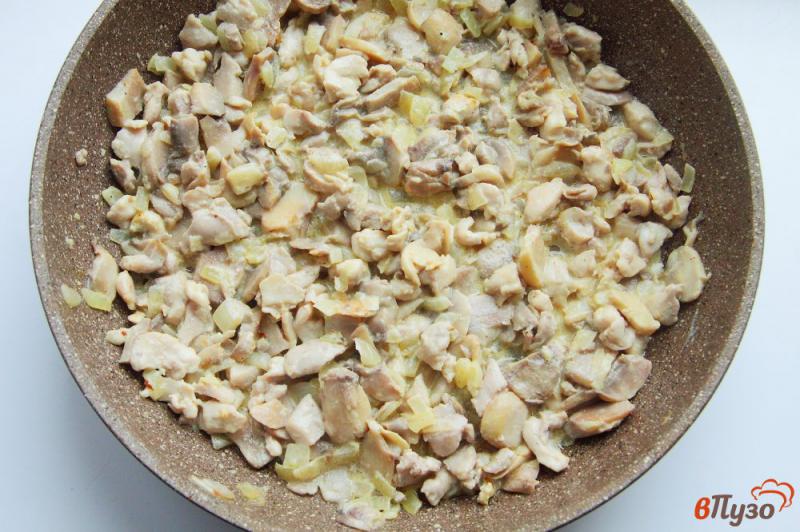 Фото приготовление рецепта: Блинный пирог «Улитка» с курицей и грибами шаг №4