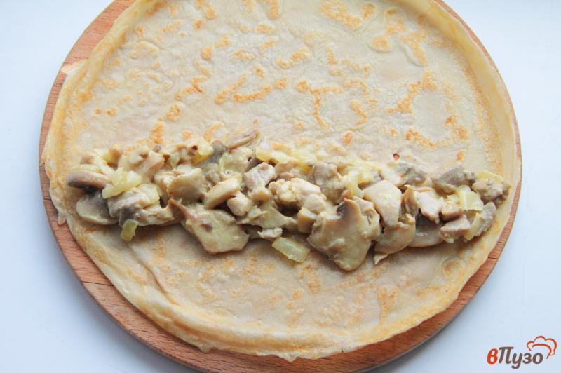 Фото приготовление рецепта: Блинный пирог «Улитка» с курицей и грибами шаг №5