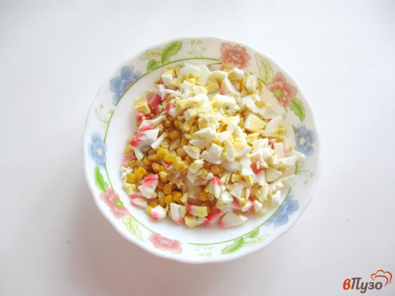 Фото приготовление рецепта: Салат с крабовыми палочками и ананасами шаг №4
