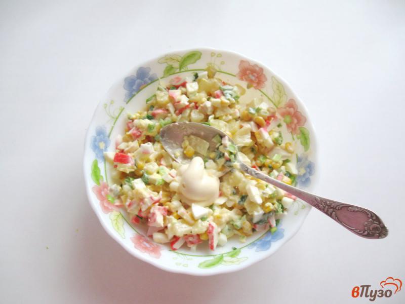 Фото приготовление рецепта: Салат с крабовыми палочками и ананасами шаг №6
