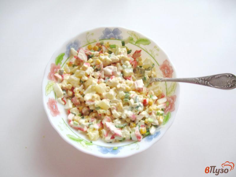 Фото приготовление рецепта: Салат с крабовыми палочками и ананасами шаг №7