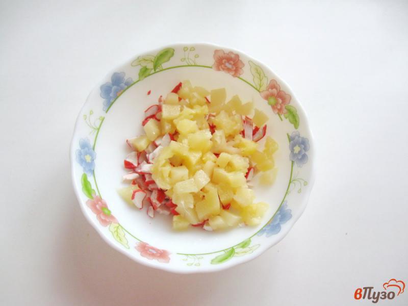 Фото приготовление рецепта: Салат с крабовыми палочками и ананасами шаг №2