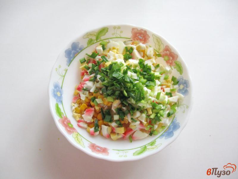 Фото приготовление рецепта: Салат с крабовыми палочками и ананасами шаг №5
