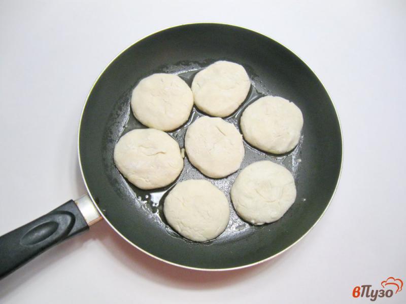 Фото приготовление рецепта: Сырники с кефиром без яиц шаг №6