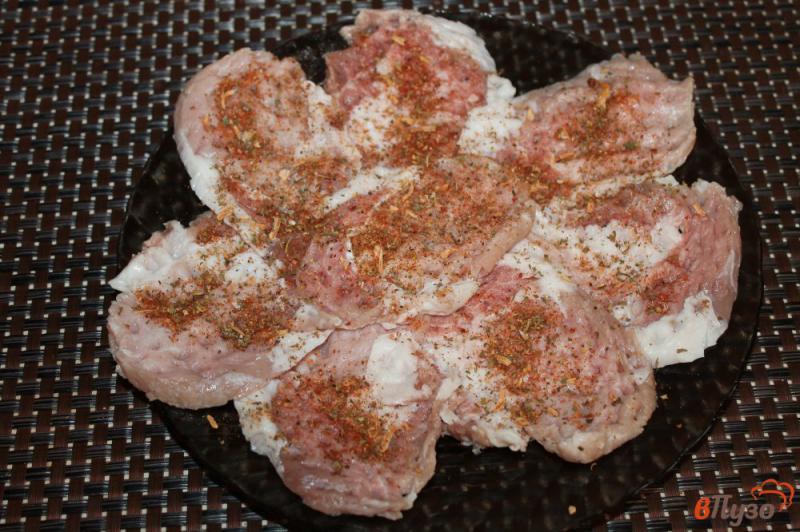 Фото приготовление рецепта: Отбивные из свинины маринованные в соевом соусе шаг №3