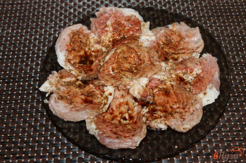 Фото приготовление рецепта: Отбивные из свинины маринованные в соевом соусе шаг №4
