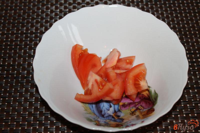 Фото приготовление рецепта: Помидорный салат с фетой и копченой куриной грудкой шаг №1