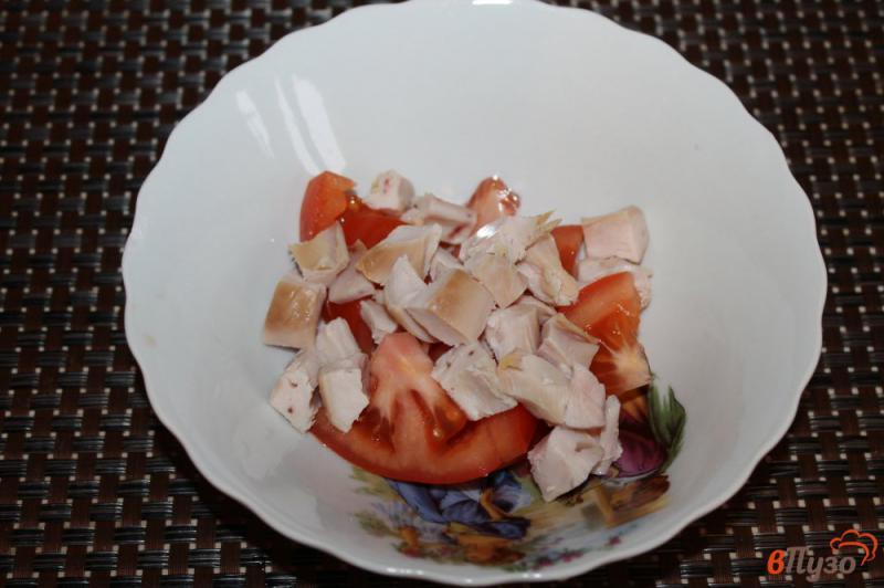 Фото приготовление рецепта: Помидорный салат с фетой и копченой куриной грудкой шаг №2