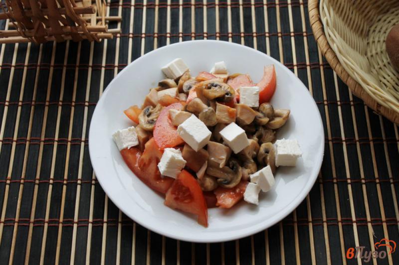 Фото приготовление рецепта: Помидорный салат с фетой и копченой куриной грудкой шаг №5