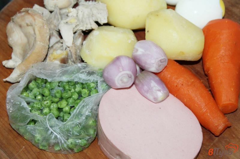 Фото приготовление рецепта: Салат с куриной грудкой, вареной колбасой и свежим зеленым горошком шаг №1