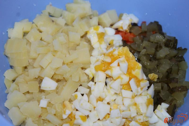 Фото приготовление рецепта: Салат с куриной грудкой, вареной колбасой и свежим зеленым горошком шаг №3