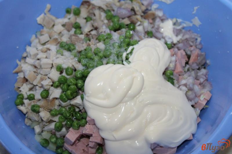Фото приготовление рецепта: Салат с куриной грудкой, вареной колбасой и свежим зеленым горошком шаг №5