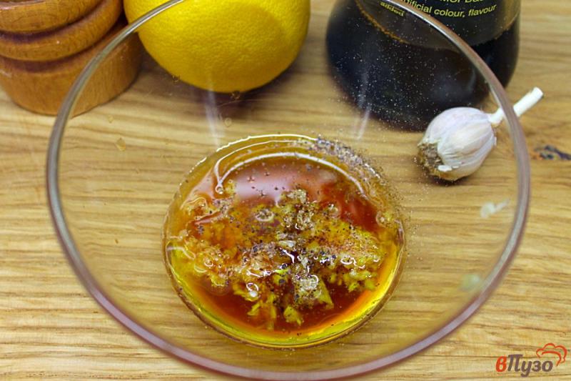 Фото приготовление рецепта: Желтохвост запеченый в рукаве с чесночно-лимонным соусом шаг №4