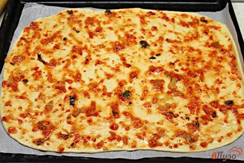Фото приготовление рецепта: Пицца с охотничьими колбасками и соленым огурцом шаг №5
