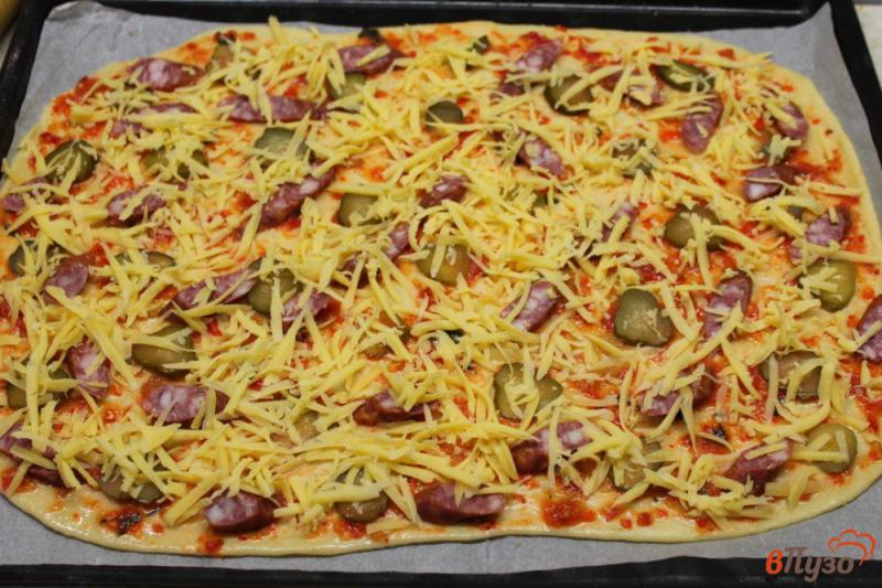 Фото приготовление рецепта: Пицца с охотничьими колбасками и соленым огурцом шаг №7