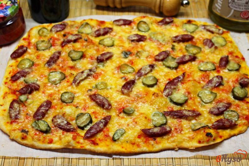 Фото приготовление рецепта: Пицца с охотничьими колбасками и соленым огурцом шаг №8