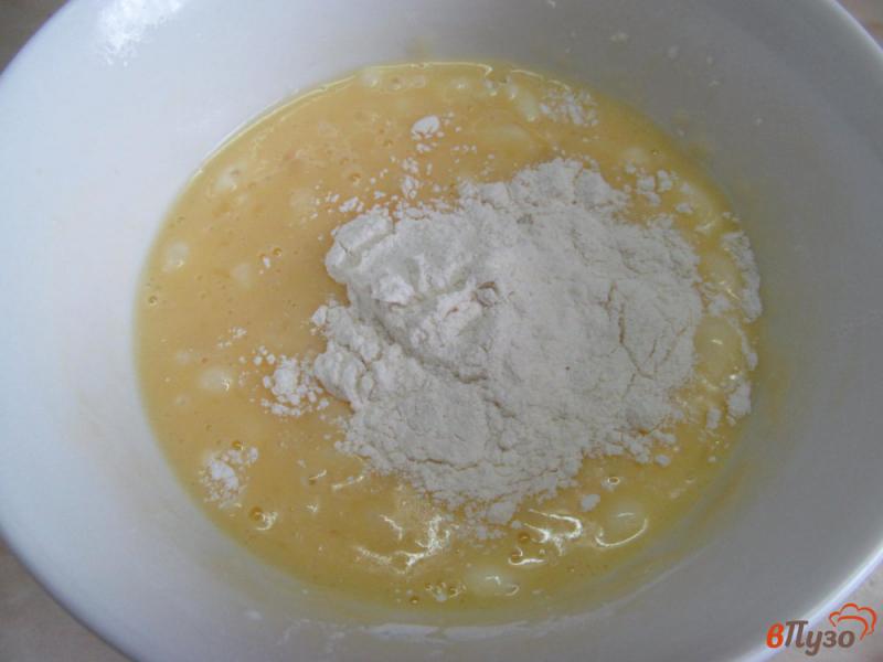 Фото приготовление рецепта: Яичные блинчики с начинкой из крабовых палочек шаг №3