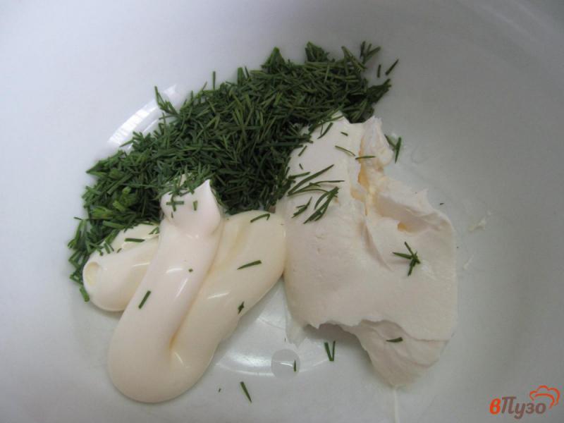 Фото приготовление рецепта: Яичные блинчики с начинкой из крабовых палочек шаг №5