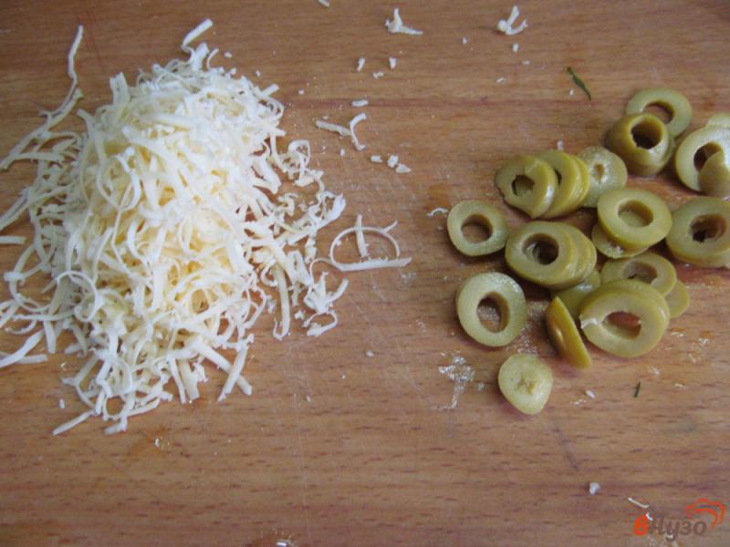 Фото приготовление рецепта: Котлеты с начинкой из сыра с оливками шаг №4