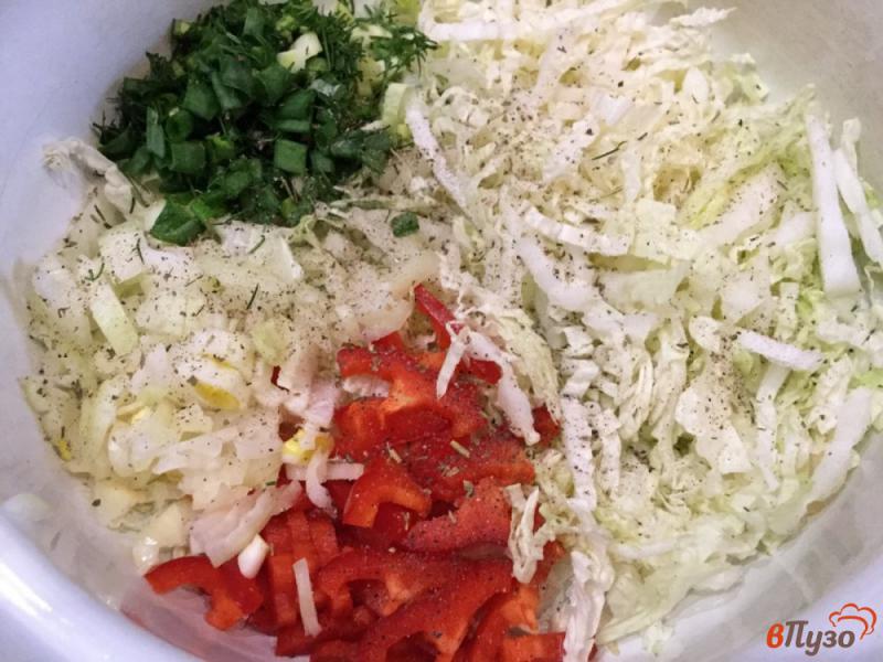 Фото приготовление рецепта: Салат из пекинской капусты с болгарским перцем и луком шаг №5