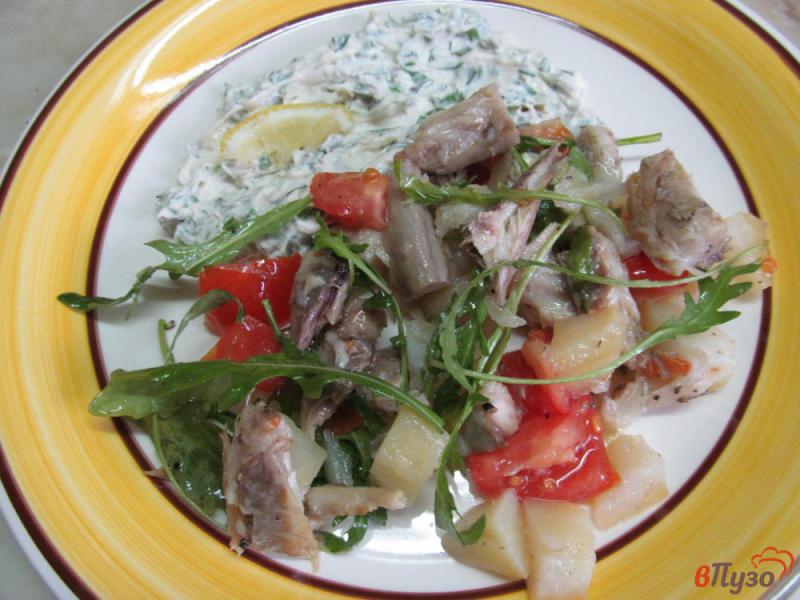 Фото приготовление рецепта: Салат из скумбрии горячего копчения шаг №6