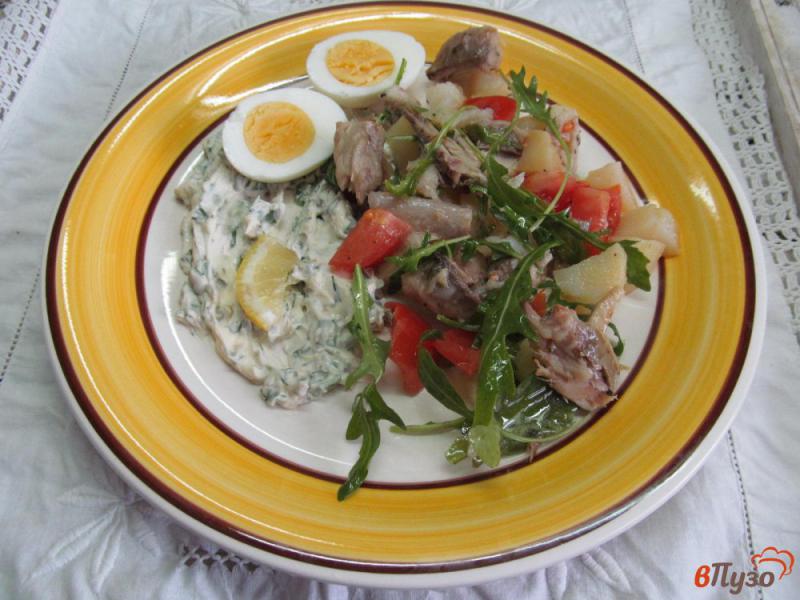 Фото приготовление рецепта: Салат из скумбрии горячего копчения шаг №7