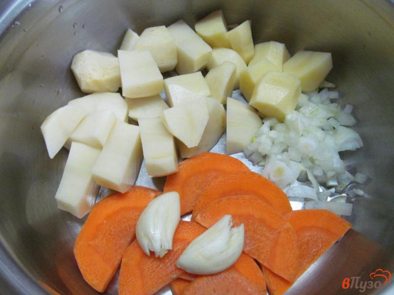 Фото приготовление рецепта: Суп с фасолью и томатами на бульоне из баранины шаг №2