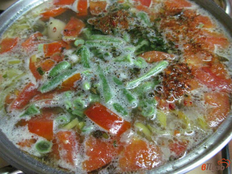 Фото приготовление рецепта: Суп с фасолью и томатами на бульоне из баранины шаг №7