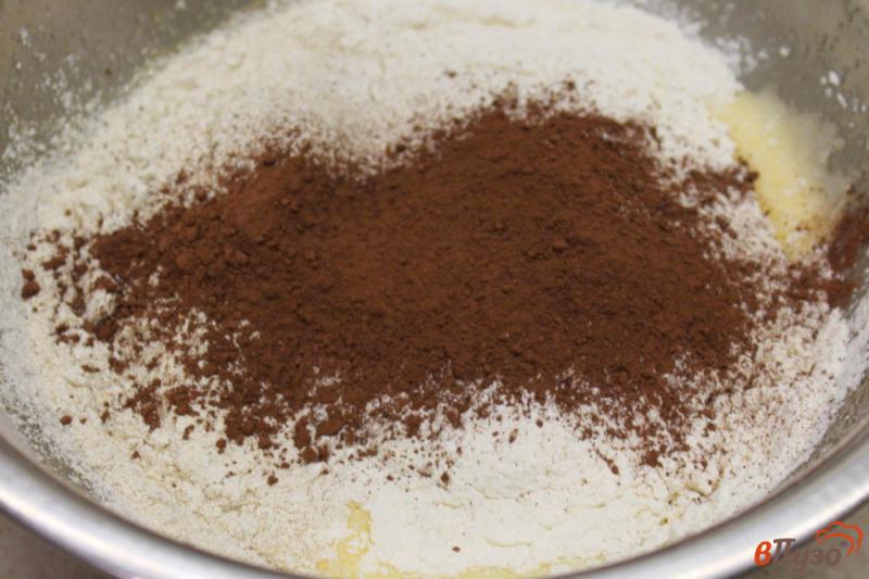 Фото приготовление рецепта: Шоколадные рогалики с грушей шаг №3