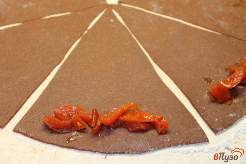 Фото приготовление рецепта: Шоколадные рогалики с грушей шаг №5
