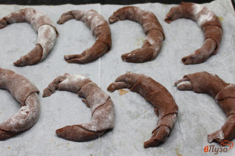 Фото приготовление рецепта: Шоколадные рогалики с грушей шаг №6