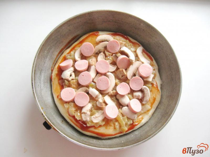 Фото приготовление рецепта: Пицца с королевскими шампиньонами и луком шаг №6