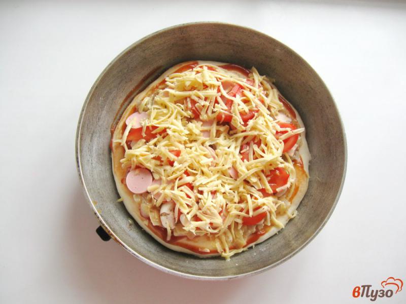 Фото приготовление рецепта: Пицца с королевскими шампиньонами и луком шаг №8