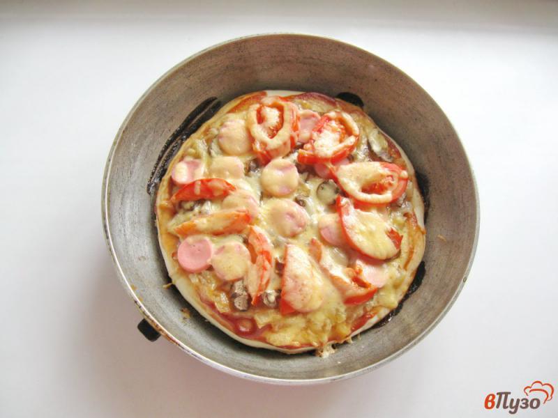 Фото приготовление рецепта: Пицца с королевскими шампиньонами и луком шаг №9