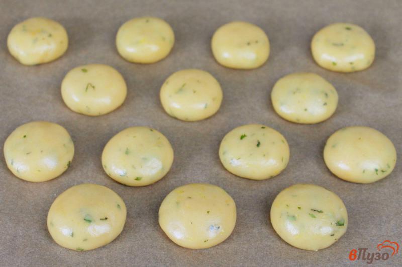 Фото приготовление рецепта: Печенье на подсолнечном масле, с лимоном и мятой шаг №6