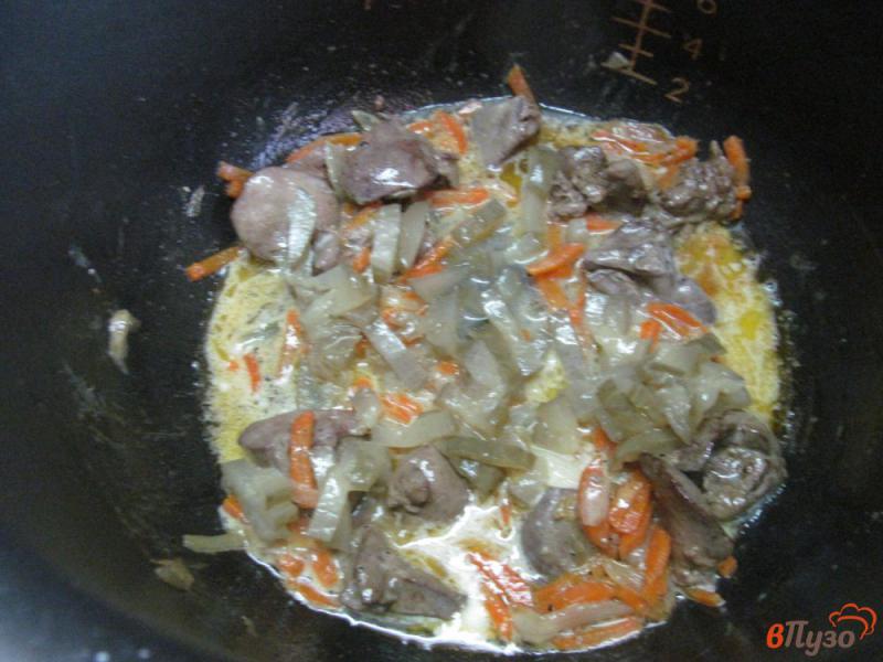 Фото приготовление рецепта: Куриная печень с огурцами и сыром в мультиварке шаг №4