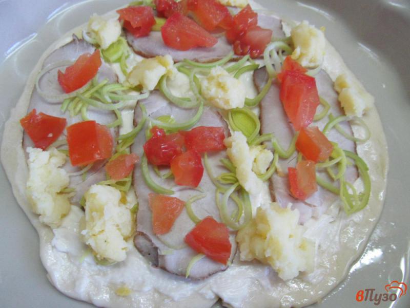 Фото приготовление рецепта: Белая пицца с бужениной и луком-порей шаг №4