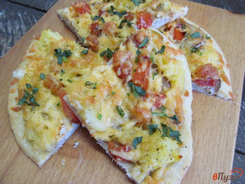 Фото приготовление рецепта: Белая пицца с бужениной и луком-порей шаг №7