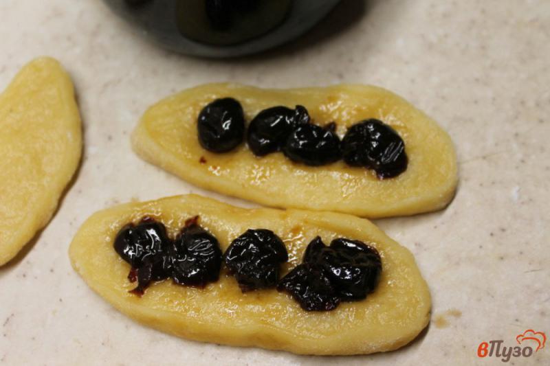 Фото приготовление рецепта: Печенье со сладкой вишней шаг №6