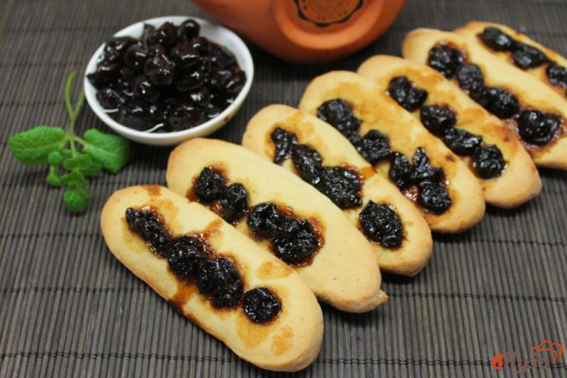 Фото приготовление рецепта: Печенье со сладкой вишней шаг №7