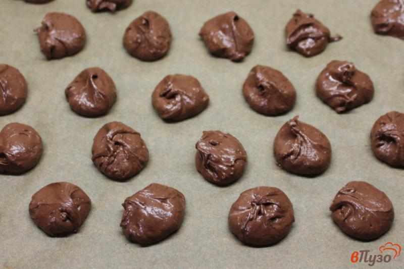 Фото приготовление рецепта: Шоколадное печенье на взбитых белках шаг №5