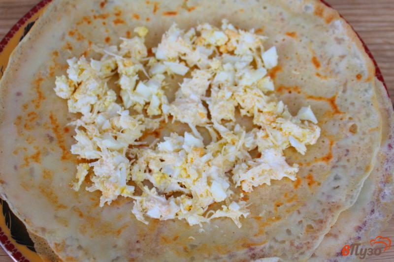 Фото приготовление рецепта: Тонкие блины с яйцом и сыром шаг №5